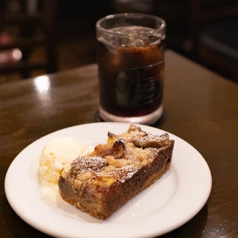 ラム酒に漬けたドライいちじくと生のいちじくを焼いたクランブルタルト(カフェ・ラ・ダダ)