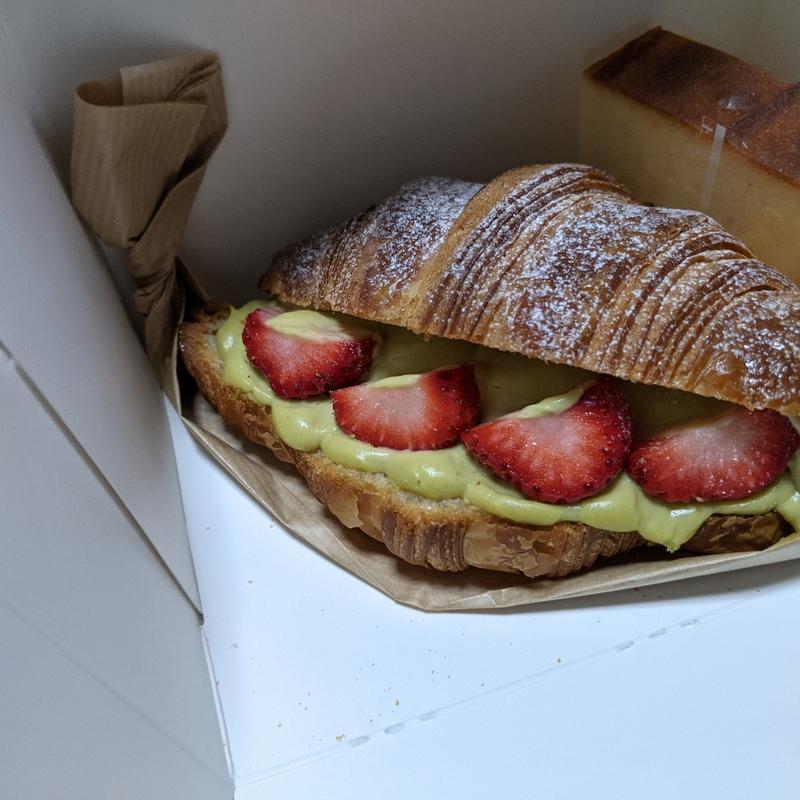 ピスタチオクロワッサン(ブーランジェリーパティスリーエイジ)