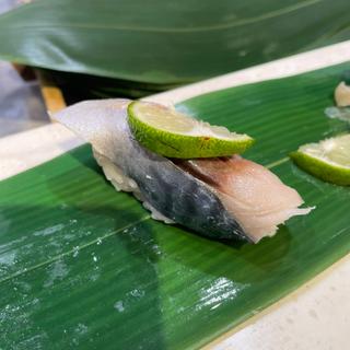 しめさば(立食い寿司 根室花まる 丸の内オアゾ店)