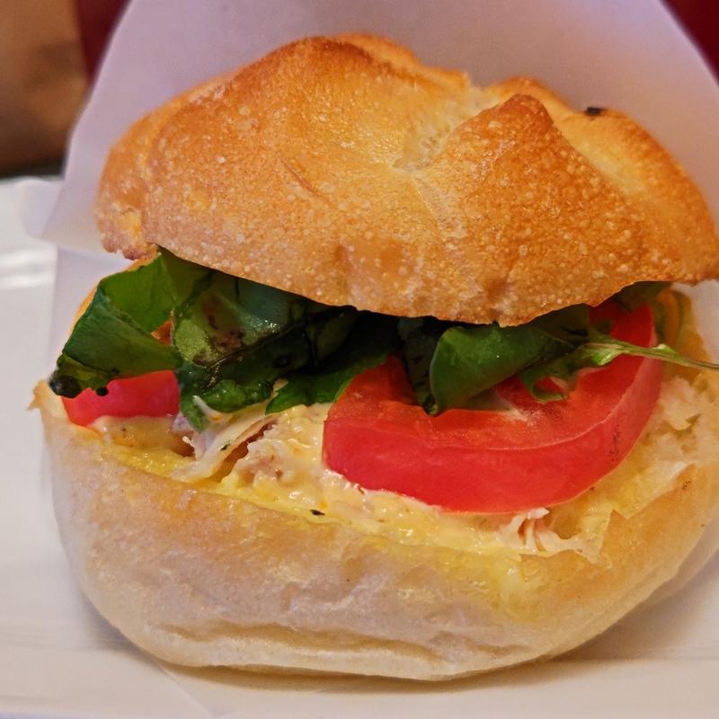 カイザーサンド サラダチキン(カフェ・ベローチェ 関内駅前店)