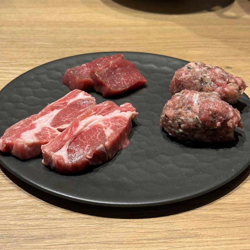 肩ロース、ウチモモ、ハンバーグ(金山成吉思汗)