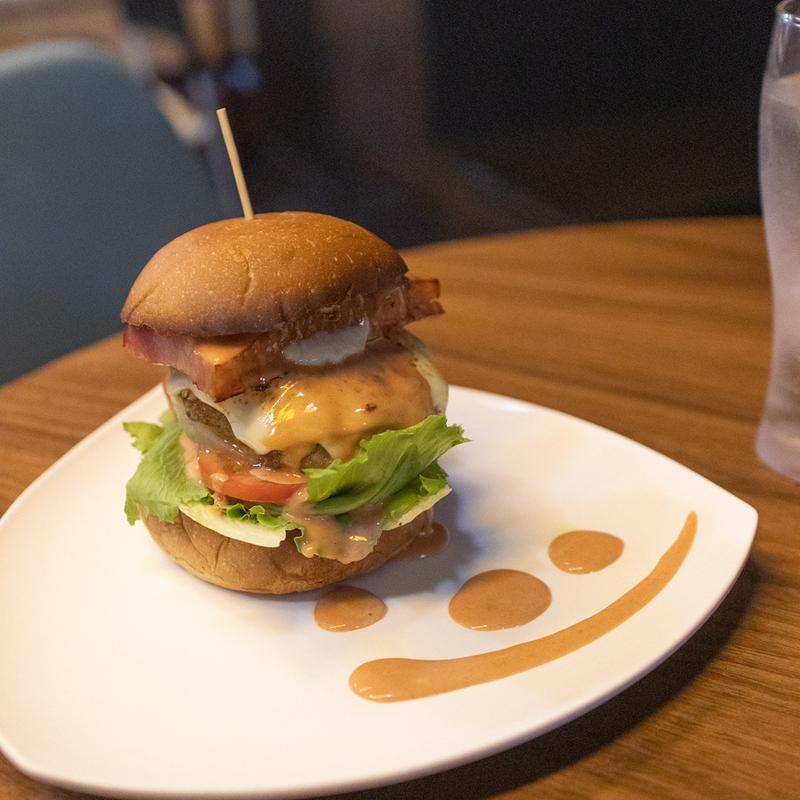厚切りベーコンレタスバーガー(BURGER&CAFE 2ndリベルタ)