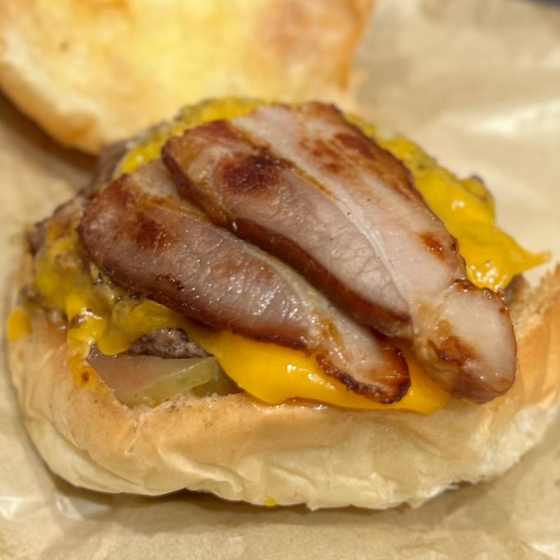 自家製スモークベーコンとチーズの富良野牛ハンバーガー(ぷちぷちバーガー)