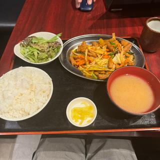 ピリ辛ホルモン定食(肉バル アモーレ 新宿店)