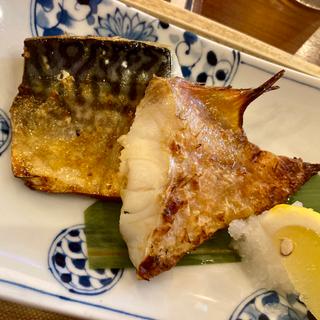 焼魚2種と刺身定食(釣宿酒場 マヅメ 御茶ノ水店)