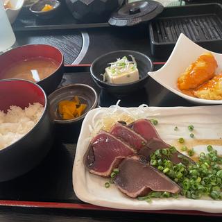 鰹タタキ定食(四国酒場 本町店)