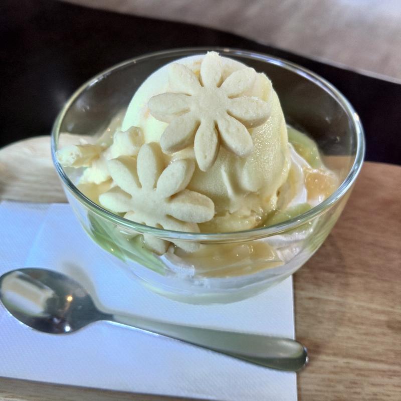 ハヤチネウスユキソウ ミニパフェ(龍の湖カフェ)