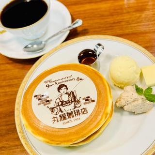 90周年ロゴ入りホットケーキ(丸福珈琲店 東武池袋店)