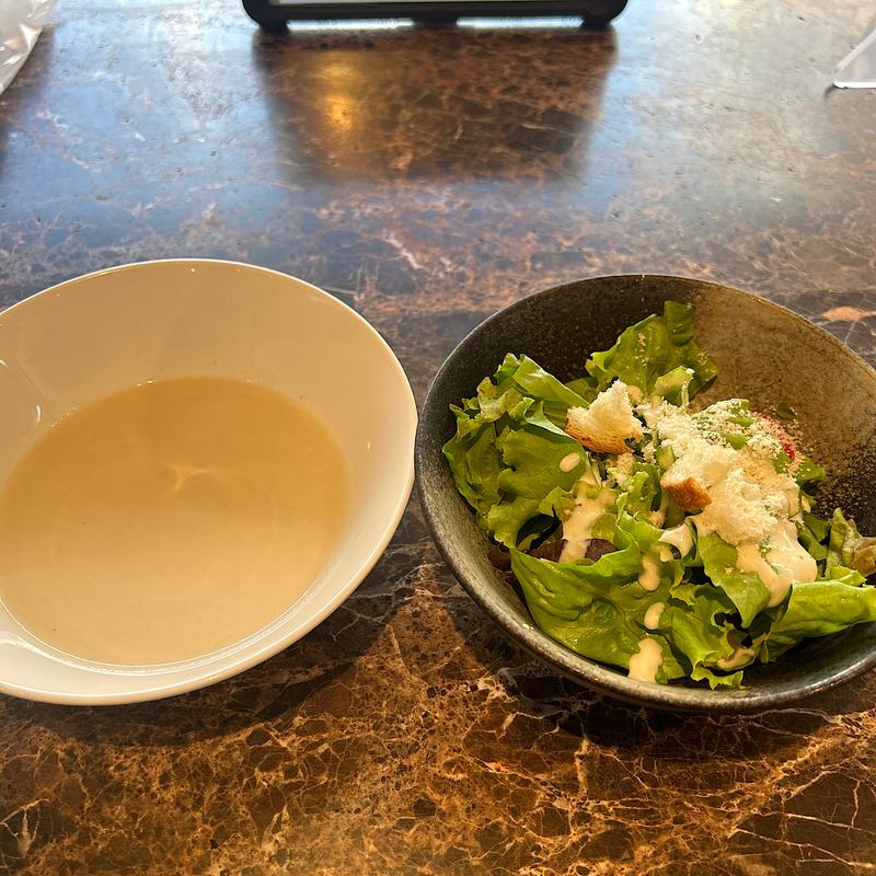 本日のランチ　ヴィシソワーズ　サラダ(イタリア小皿料理 ヴォーノ)