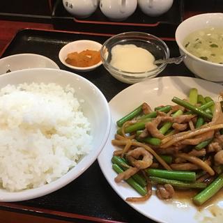 ニンニクの芽と牛肉の炒め(龍盛菜館 京急川崎駅前店)