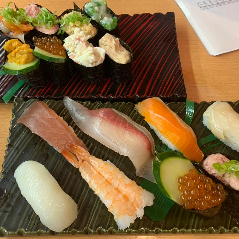 握り、軍艦盛り合わせ(回転寿司・骨付鳥 なぶら エミフルMASAKI店)