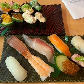 握り、軍艦盛り合わせ(回転寿司・骨付鳥 なぶら エミフルMASAKI店)