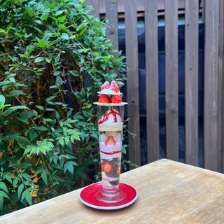 いちごづくしの贅沢パフェ(CLASSLOBE)