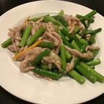 豚肉とニンニクの根炒め(嘉嘉美)