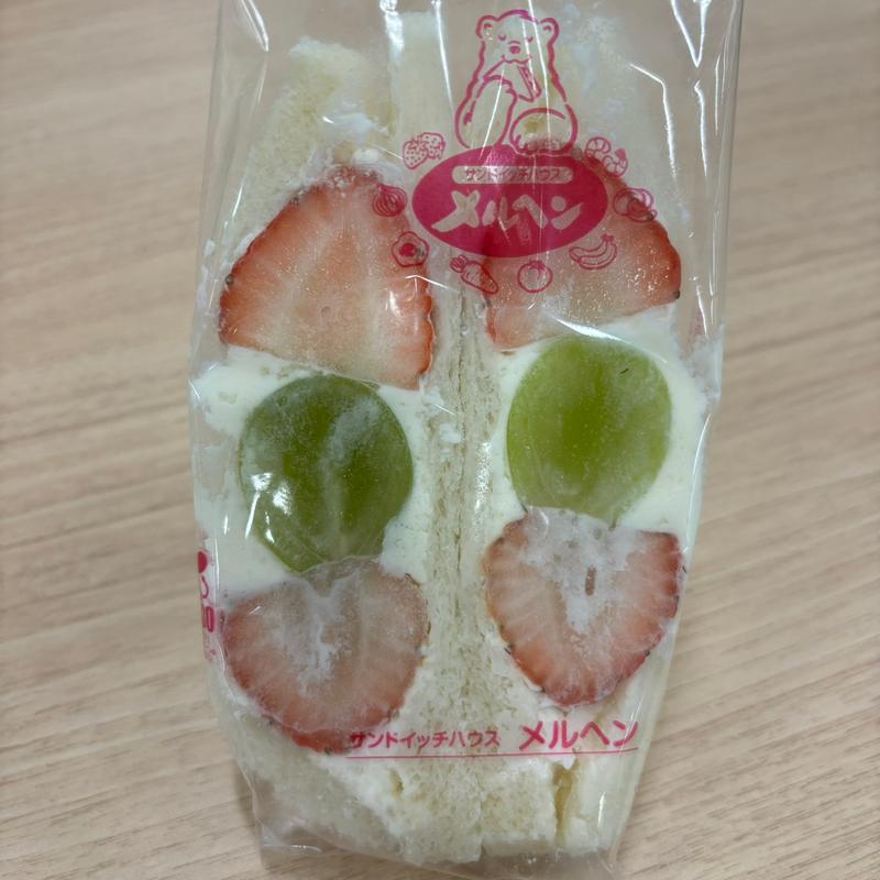 苺とシャインマスカットの生クリームサンド(サンドイッチハウス メルヘン 大丸東京店)