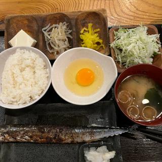 秋刀魚塩焼き定食(屋台酒場 あぐらし)
