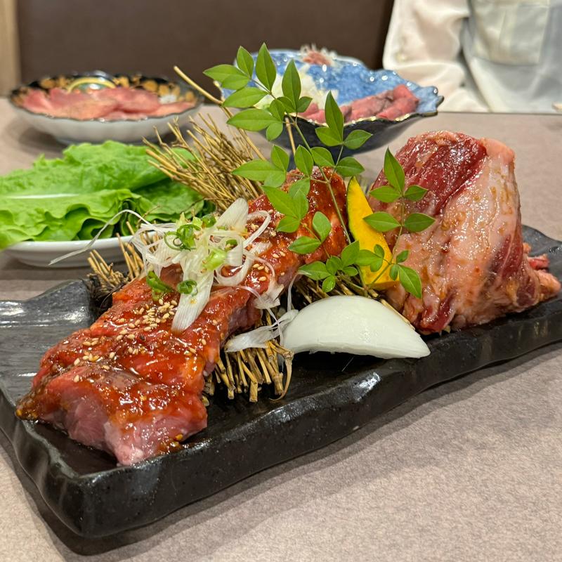 ムカデの豪快焼き、ワイルドステーキ(焼肉食べ放題 黒川家【KUROKAWAYA】)