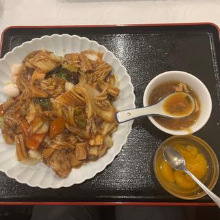 五目あんかけ焼きそば(新世界上海料理)