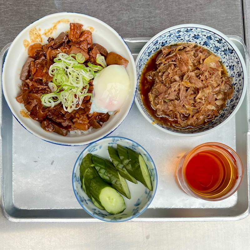 ホルモン丼+半熟卵+肉どうふ+おしんこ(ホルモン煮込み きつねや)