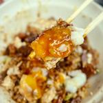 ホルモン丼+半熟卵+肉どうふ+おしんこ(ホルモン煮込み きつねや)