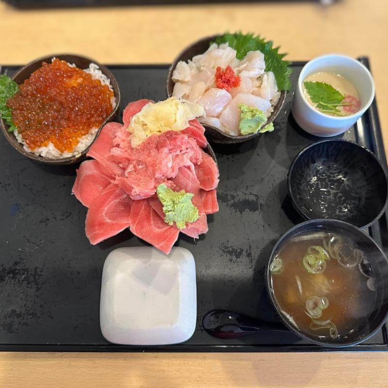 三色丼（お椀付）(すし 魚心亭)