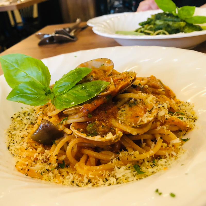 あさりと長なすのトマトソース 香草パン粉がけ(オステリア リリック)