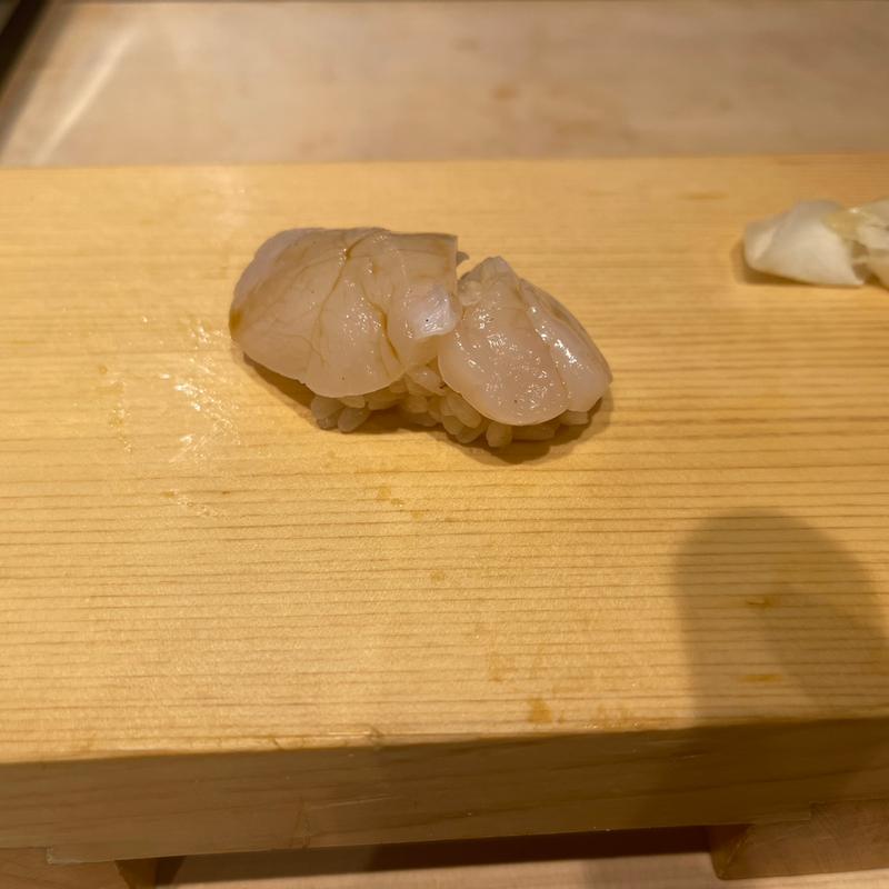 ほたて（やごの日限定）(鮨屋とんぼ 栄店)