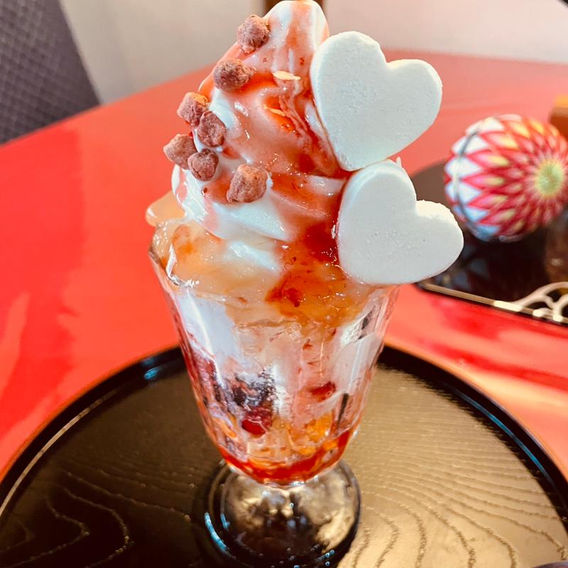 ストロベリーパフェ(伊勢屋砂おろし)