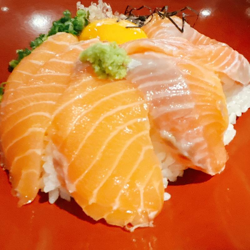 生サーモン丼(まわらない回転寿司 きんが)