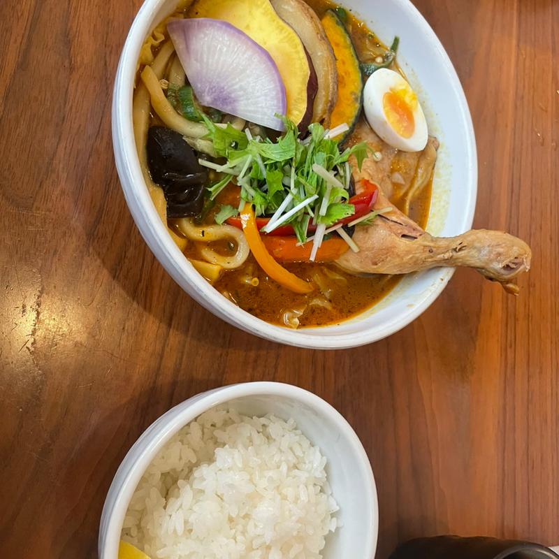 チキンスープ＋やわらかチキン＋刻みオクラ＋うどん(1,920円) マンゴーラッシー(480円)(奥芝商店 八王子片倉城)