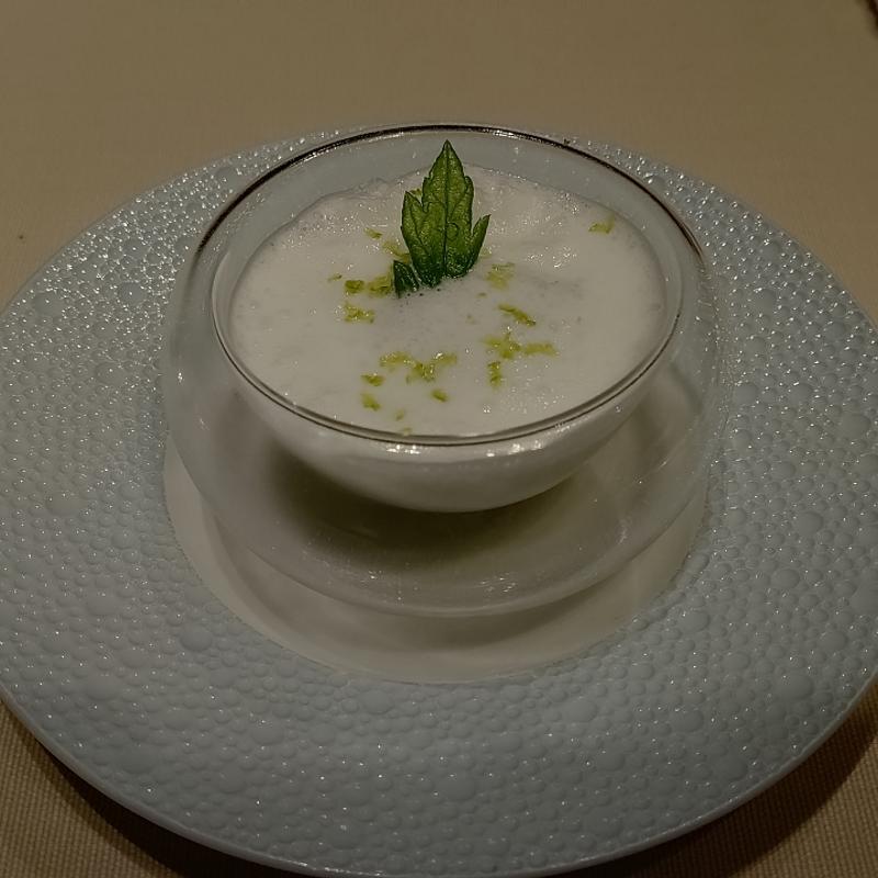 ピスタチオとフーチバーのデザート(星のや竹富島 ダイニング)