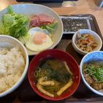 朝定食 ベーコンエッグ牛小鉢並盛り