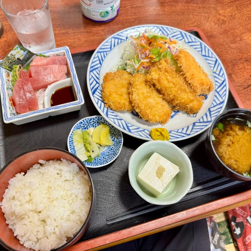ヒレカツイカフライ盛り合せ定食(マグロの刺身付き)(キッチンとんとん)