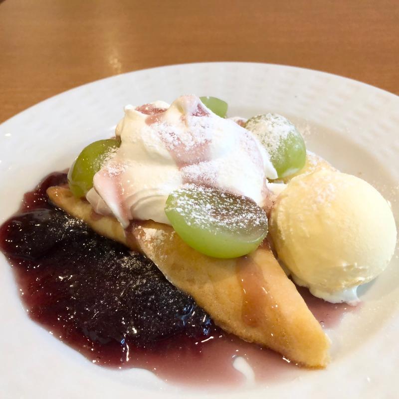 シャインマスカットとチーズムースのクレープ(ココス 足立保木間店)