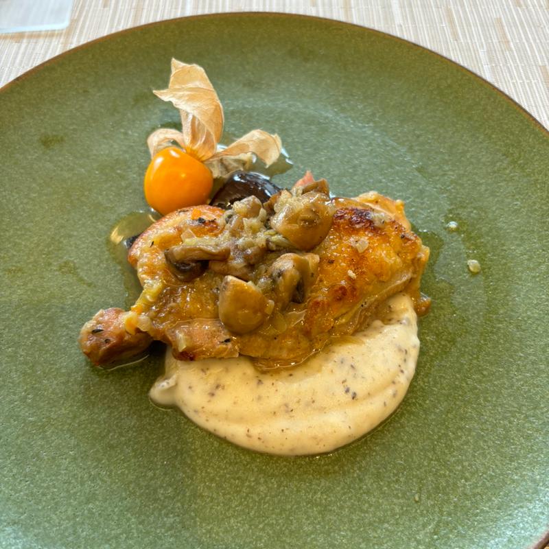 千葉県産房総ハーブ鶏もも肉とマッシュルームの白ワイン煮込みトリュフのマッシュポテト添え(ベルヴェデーレ)