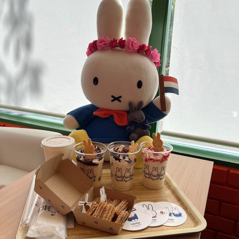 ミッフィー特製ミルクセーキとミッフィーのしあわせミルクバターチュロス(ナインチェカフェ(nijntje Cafe))