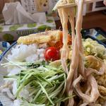 冷やしたぬきうどん（大盛）(武蔵野うどん　くわ郷)