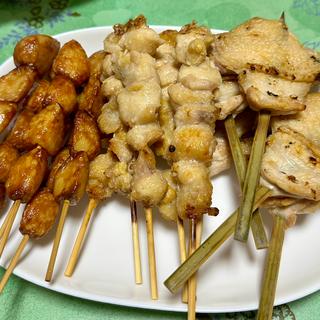 焼き鳥盛合せ(ニンニク揚げ、手羽中、ぼんじり)(かぶら屋 曳舟店)