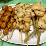 焼き鳥盛合せ(ニンニク揚げ、手羽中、ぼんじり)