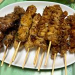 焼き鳥盛合せ(とりレバー、つくね、かわ)(かぶら屋 曳舟店)