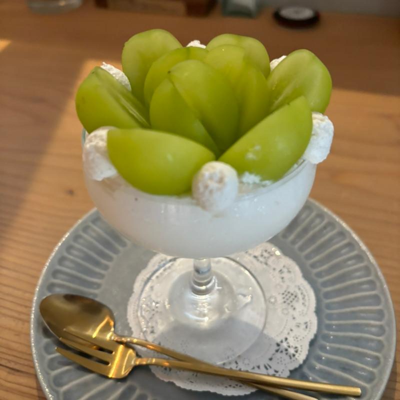 とろっとリッチなコーヒーフラッペ、ベイクドチーズケーキ、、シャインマスカットのミルクプリン(なつカフェ)