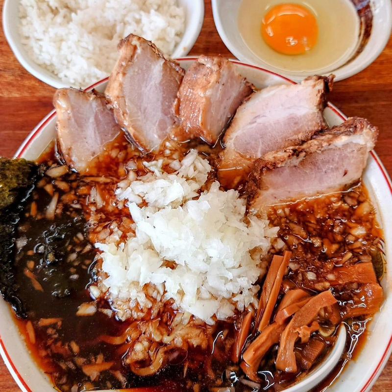 竹岡醤油ラーメン チャーシュー 薬味 生卵 ライス(温故知新)