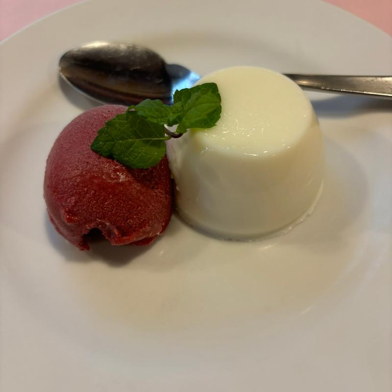 ココナッツのブランマンジェとカシスのソルベ(ビストロ・プペ)