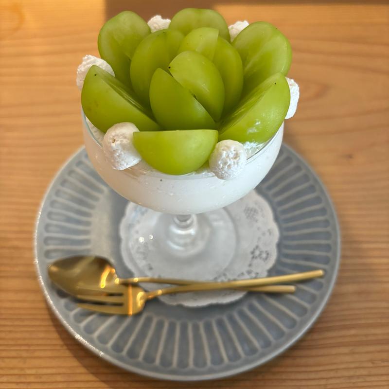 シャインマスカットのミルクプリン(なつカフェ)