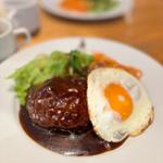 日替わりランチ 月曜日（特製ハンバーグと目玉焼定食）(喫茶店ピノキオ 京都亀岡店)