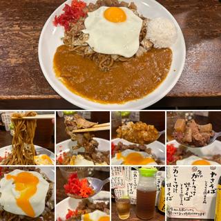 カレーのっけ焼きそば　目玉焼き(鉄板バーはち )