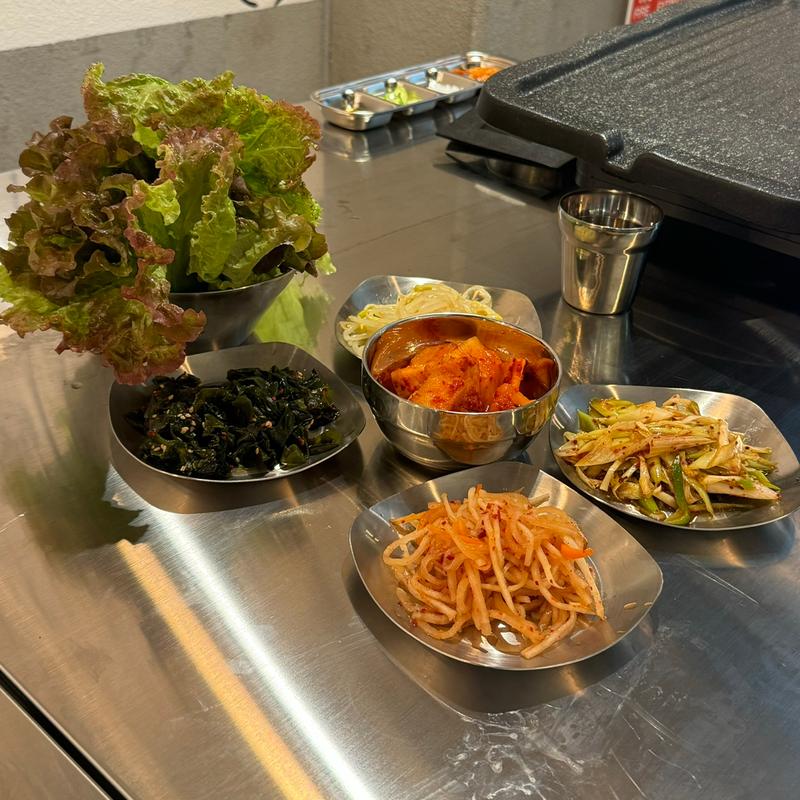レタス、韓国惣菜(シガン東桜店 生サムギョプサル専門店)