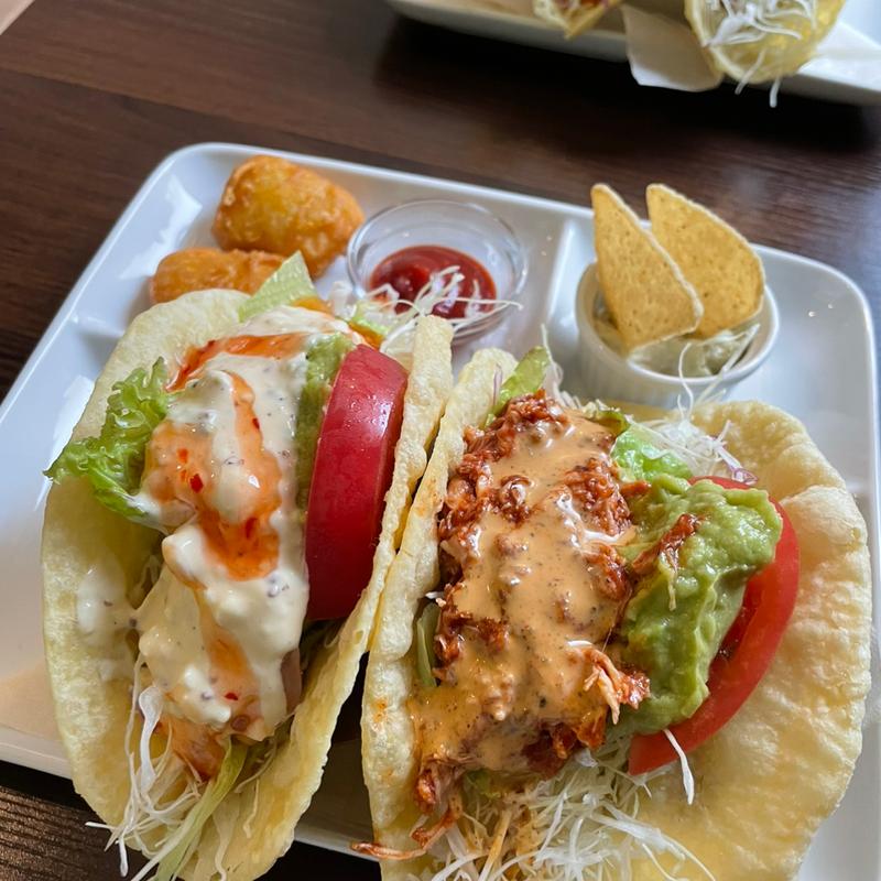 チキンとワカモーレのジャークソースタコス(ダックテール)