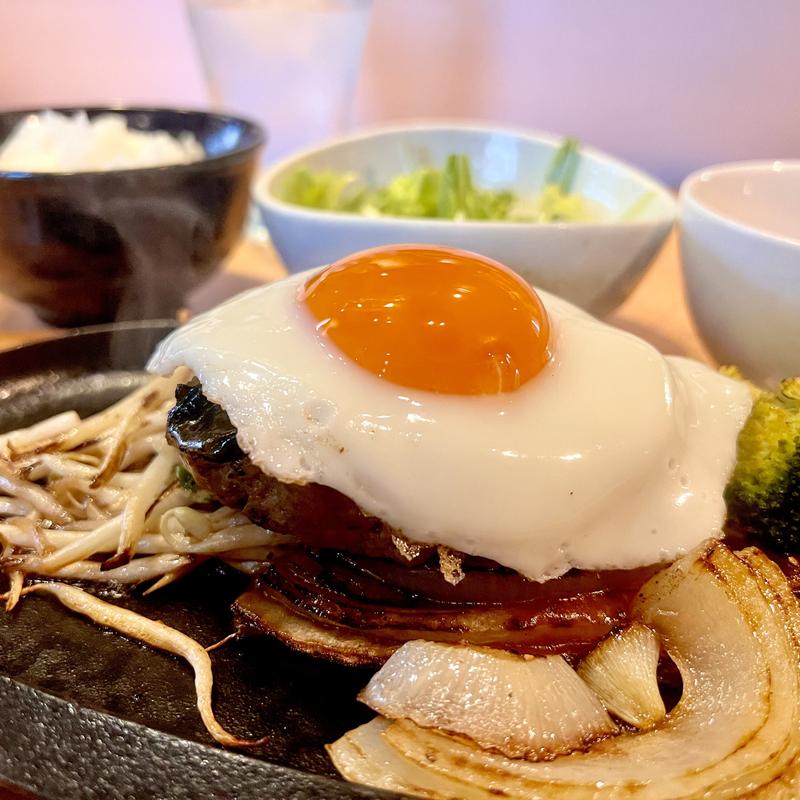 手ごねハンバーグトッピング目玉焼き(お好み酒家ん＂un")