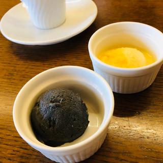 自家製 黒ごまのアイスクリーム、生姜のアイスクリーム(洋食屋 青空 （ヨウリョクヤ アオゾラ）)